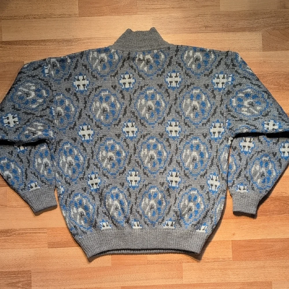 Vintage Blue and Gray Geometric Crewneck Sweater - Picture 4 of 10